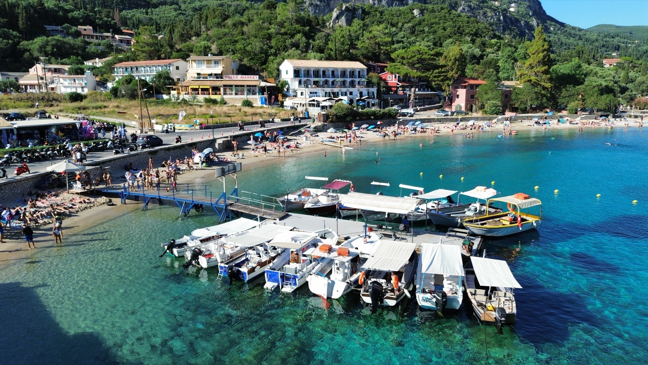 Luftaufnahme einer Bucht mit Häusern und Strandpromenade