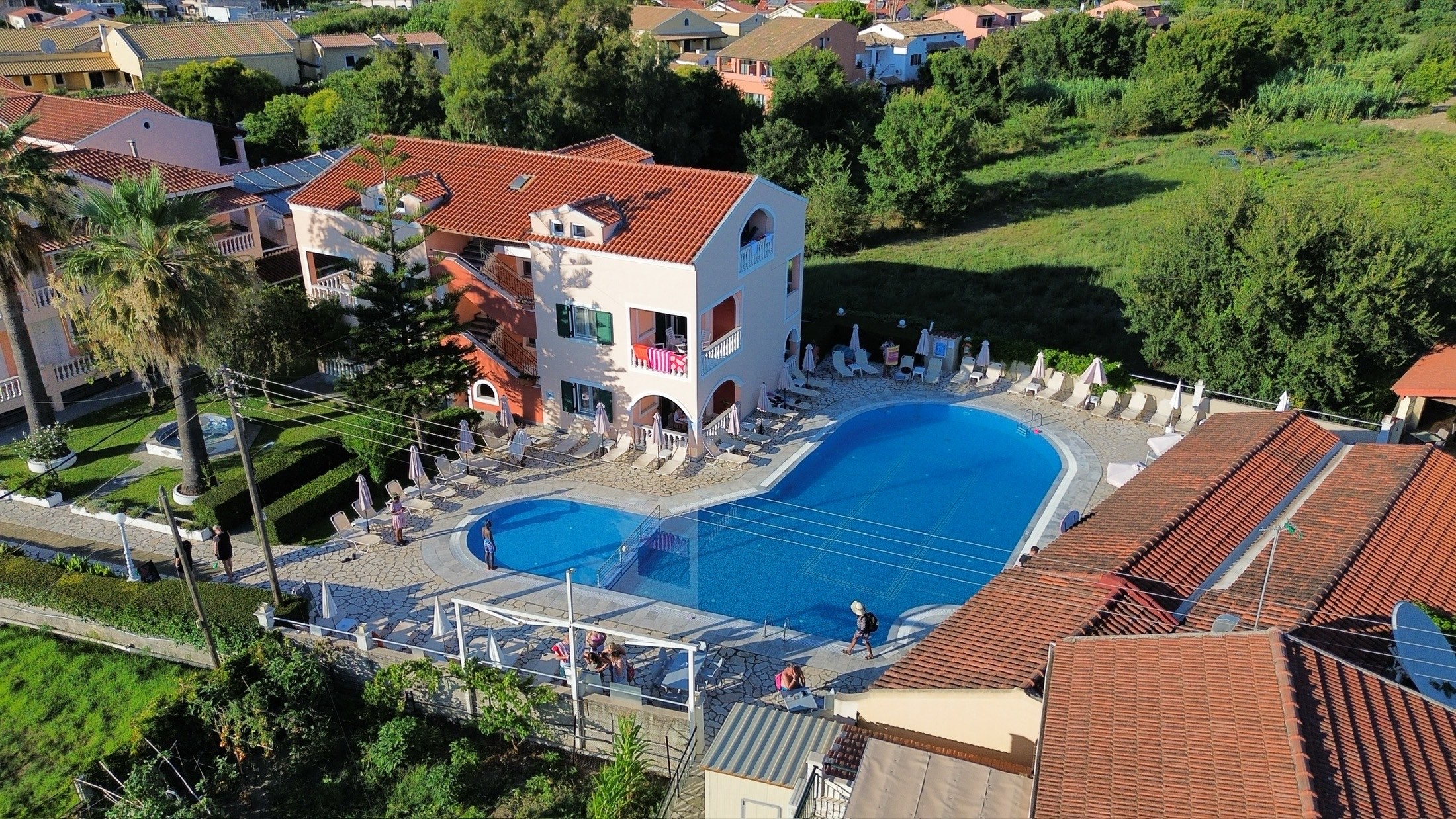 Luftaufnahme eines Hotelkomplexes mit Pool